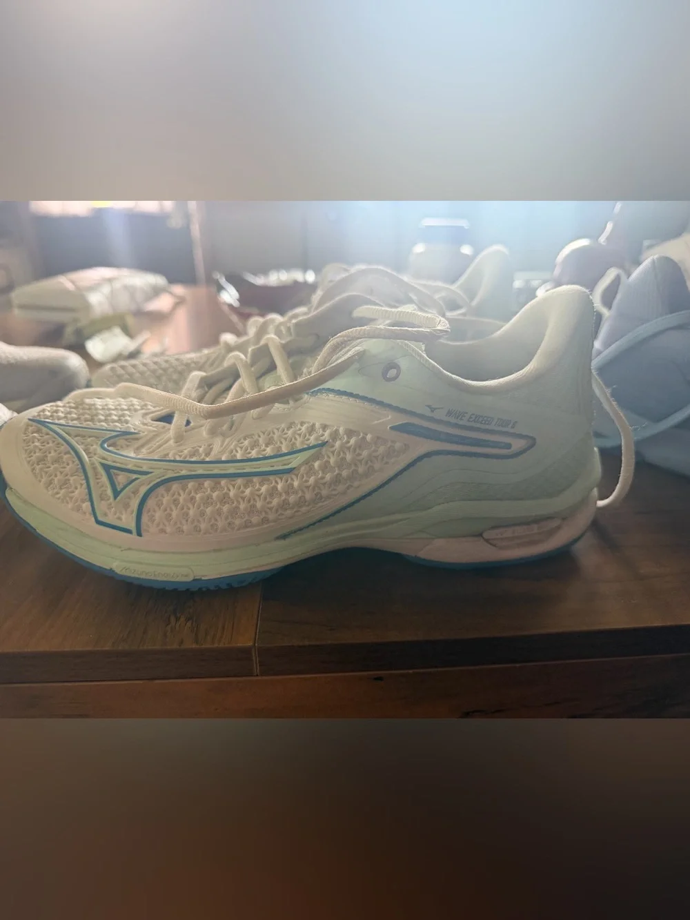 Mizuno Lightweight court Shoe in White & Light Blue